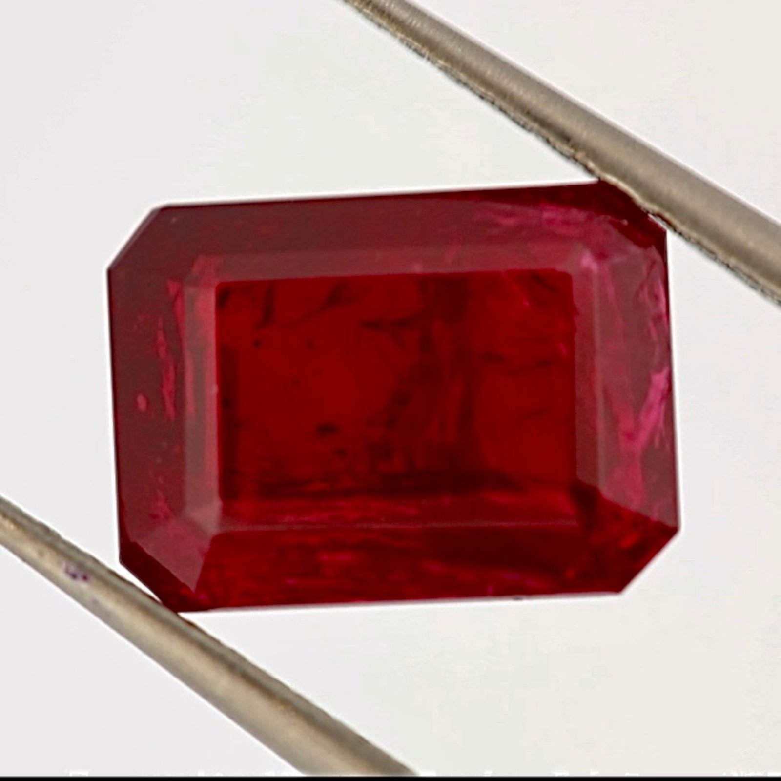 Ruby Pigeon Blood Red - Emerald Cut - 9.02 x 6.68 mm - 3.10 ct (NH)